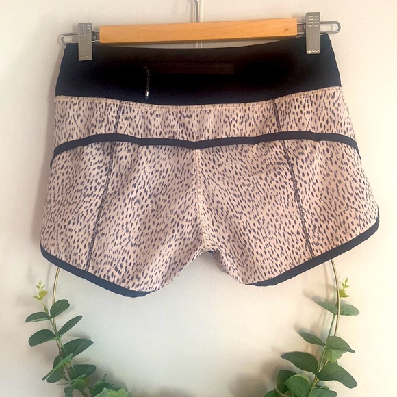 Lululemon Run: Speed Short *4-way Stretch
Dottie Dash Grain Black / Black
Size 2 - Picture 3 of 11